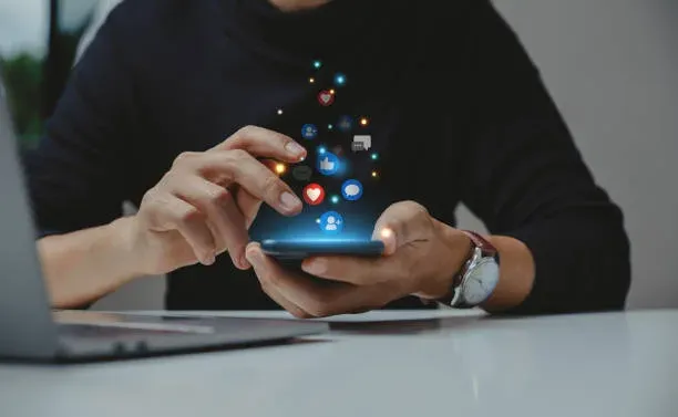 Les Réseaux Sociaux : Avantages et Inconvénients à Connaître